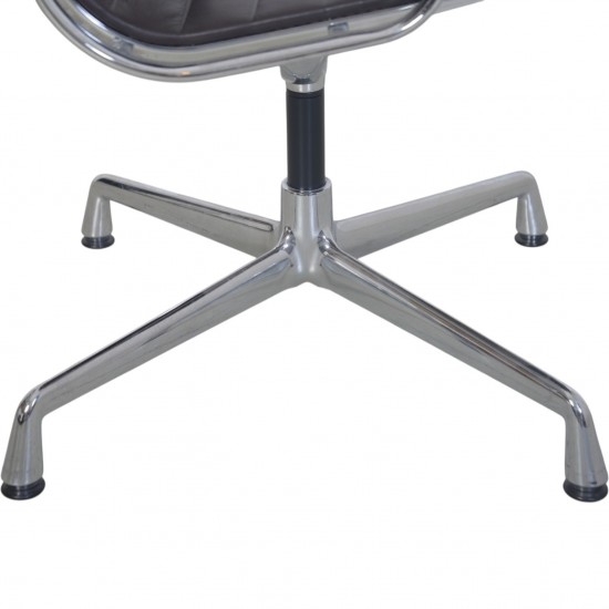 Charles Eames EA108 stol i brunt læder 2007