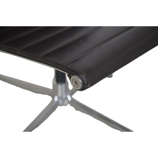 Charles Eames EA108 stol i brunt læder 2007