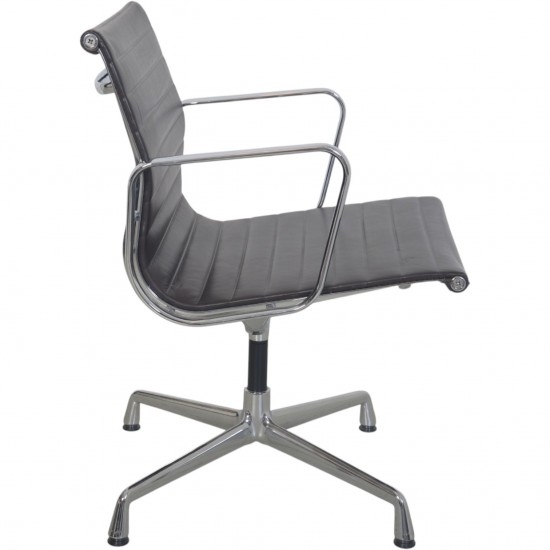 Charles Eames EA108 stol i brunt læder 2007
