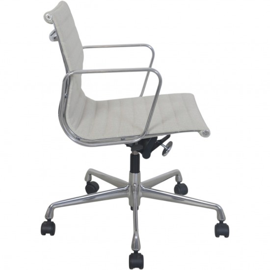 Charles Eames EA117 i lyst stof 2020
