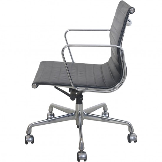 Charles Eames EA117 kontorstol i sort læder 2014