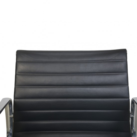 Charles Eames EA117 kontorstol i sort læder 2014