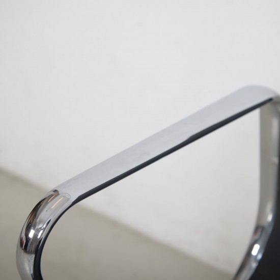 Charles Eames EA117 kontorstol i sort læder 2014
