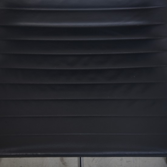 Charles Eames EA117 kontorstol i sort læder 2014