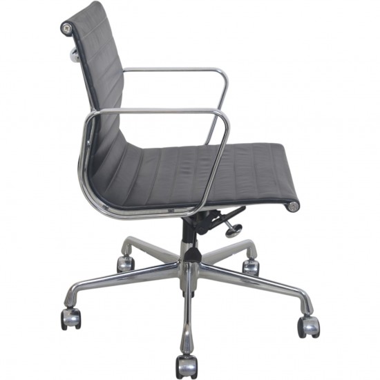 Charles Eames EA117 kontorstol i sort læder 2014