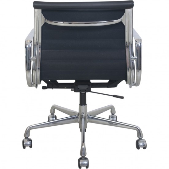 Charles Eames EA117 kontorstol i sort læder 2014