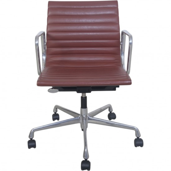 Charles Eames EA117 kontorstol i rødt læder 2018