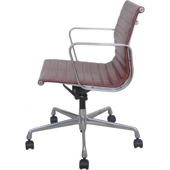 Charles Eames EA117 kontorstol i rødt læder 2018