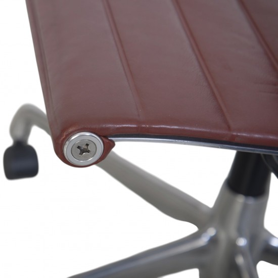 Charles Eames EA117 kontorstol i rødt læder 2018