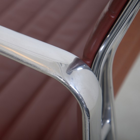 Charles Eames EA117 kontorstol i rødt læder 2018