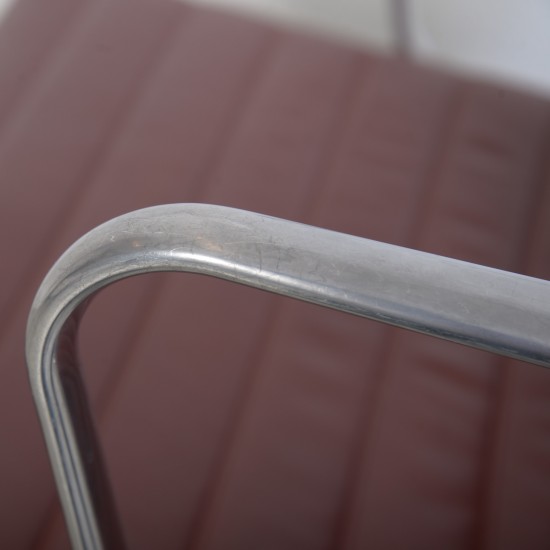 Charles Eames EA117 kontorstol i rødt læder 2018