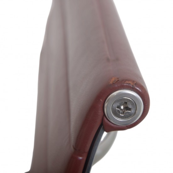 Charles Eames EA117 kontorstol i rødt læder 2018