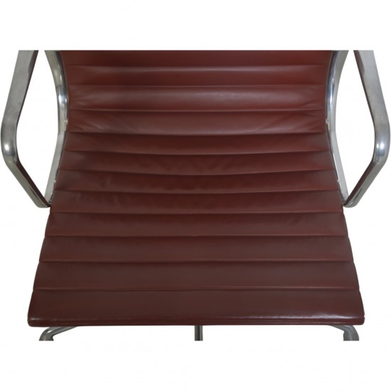Charles Eames EA117 kontorstol i rødt læder 2018