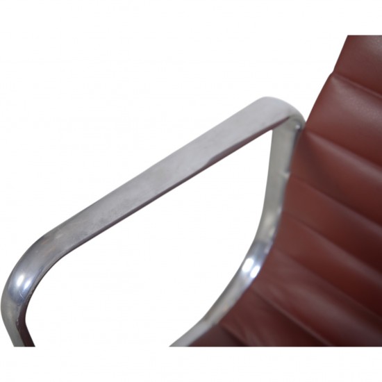 Charles Eames EA117 kontorstol i rødt læder 2018