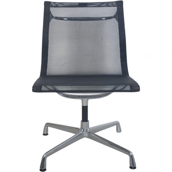 Charles Eames EA105 stol i sort mesh 1999