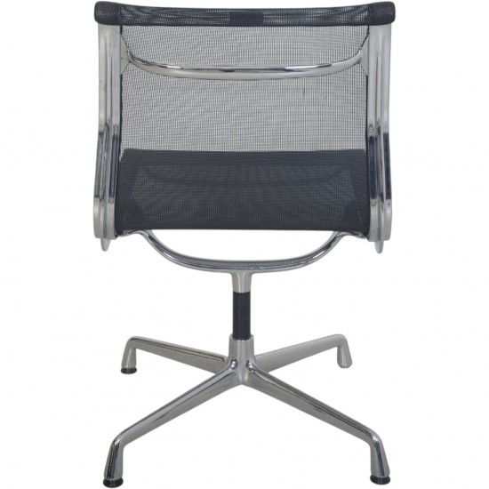 Charles Eames EA105 stol i sort mesh 1999