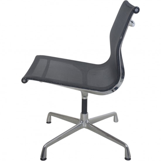 Charles Eames EA105 stol i sort mesh 1999