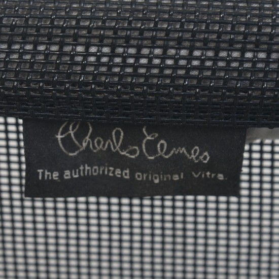 Charles Eames EA105 stol i sort mesh 1999