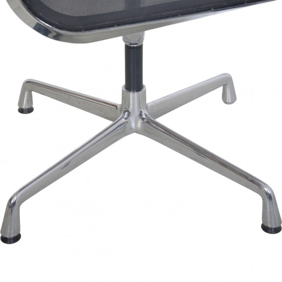 Charles Eames EA105 stol i sort mesh 1999
