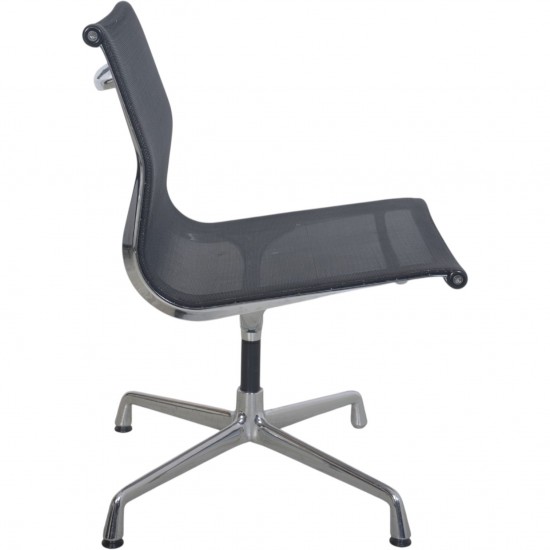 Charles Eames EA105 stol i sort mesh 1999