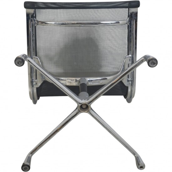 Charles Eames EA105 stol i sort mesh 1999