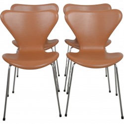 Sæt af 4 Arne Jacobsen Syver stole i cognac classic læder