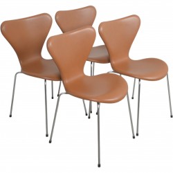 Sæt af 4 Arne Jacobsen Syver stole i cognac classic læder