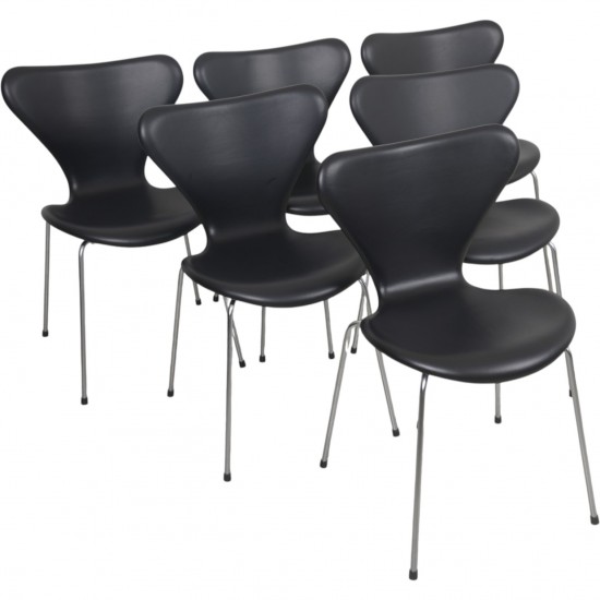Sæt af 6 Arne Jacobsen Syver stole i sort classic læder