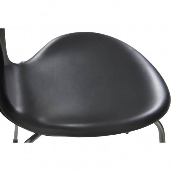 Sæt af 6 Arne Jacobsen Syver stole i sort classic læder