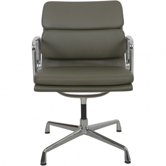 Charles Eames Ea208 stol nybetrukket med olivengrønt læder