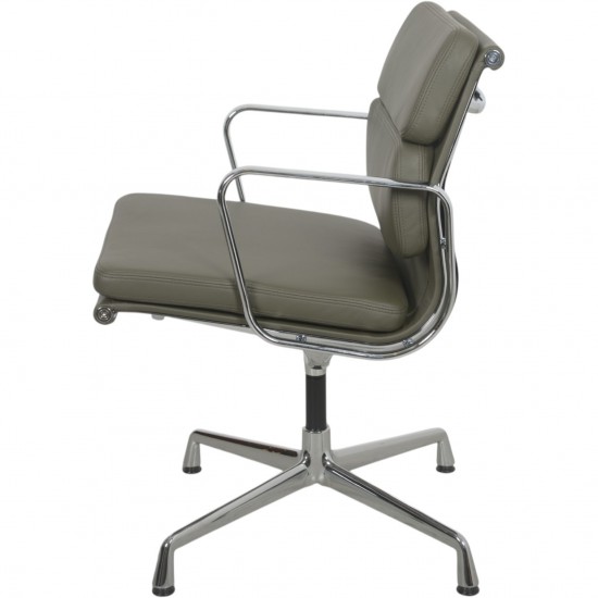 Charles Eames Ea208 stol nybetrukket med olivengrønt læder