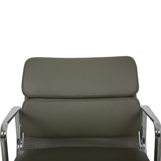 Charles Eames Ea208 stol nybetrukket med olivengrønt læder