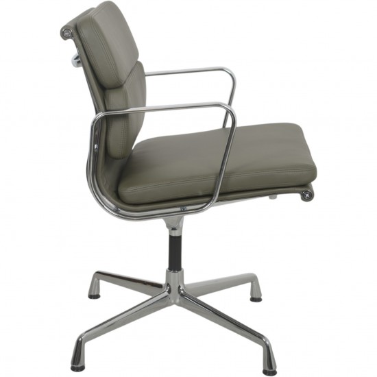 Charles Eames Ea208 stol nybetrukket med olivengrønt læder
