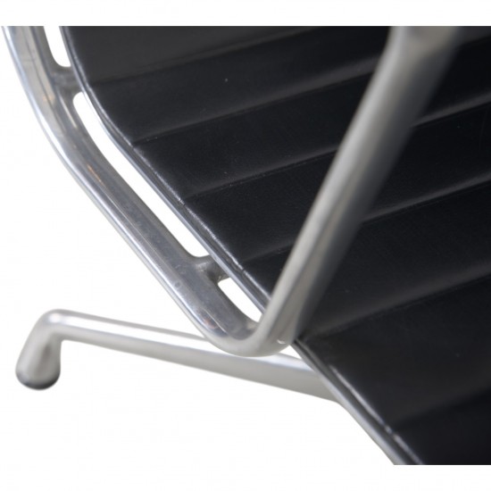 Charles Eames Ea109 stol i sort læder 2007
