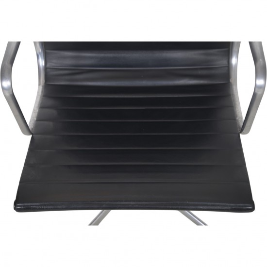 Charles Eames Ea109 stol i sort læder 2007
