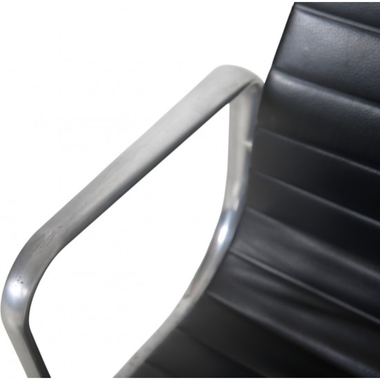 Charles Eames Ea109 stol i sort læder 2007
