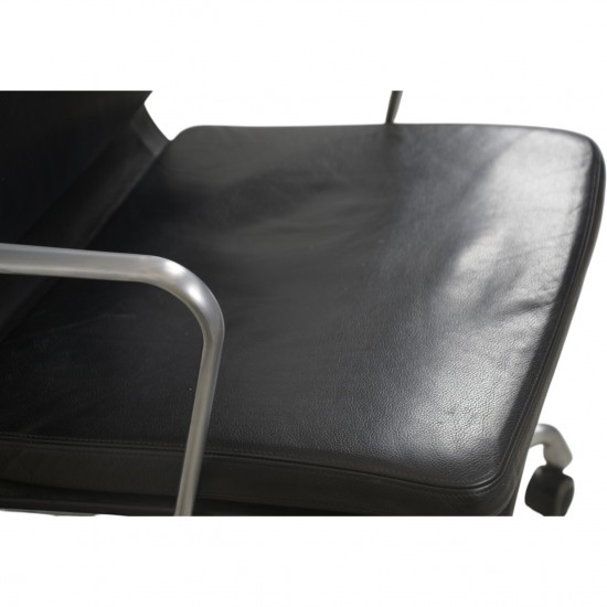 Charles Eames EA219 kontorstol i sort læder 2007