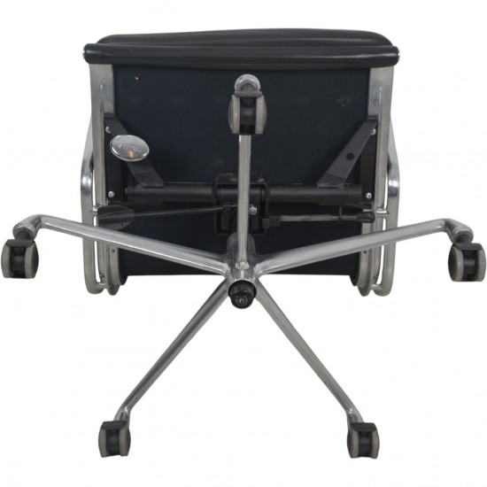 Charles Eames EA219 kontorstol i sort læder 2007