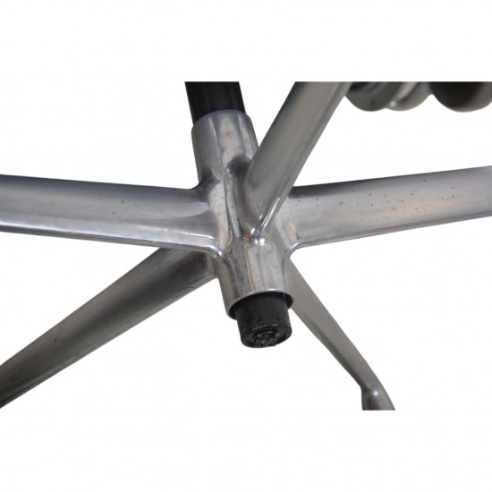 Charles Eames EA219 kontorstol i sort læder 2007