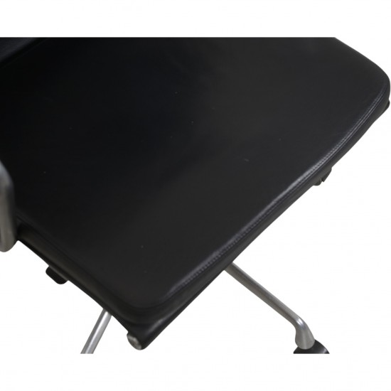 Charles Eames EA219 kontorstol i sort læder 2007
