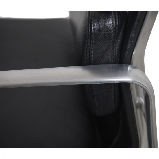 Charles Eames EA219 kontorstol i sort læder 2007