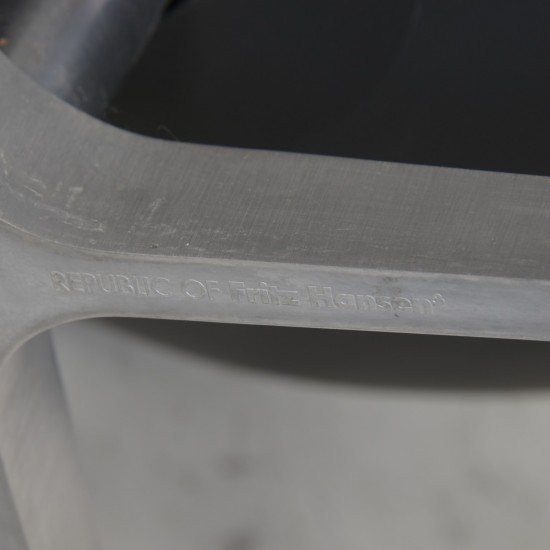 Arne Jacobsen Ægget stol i sort Aura læder 2016