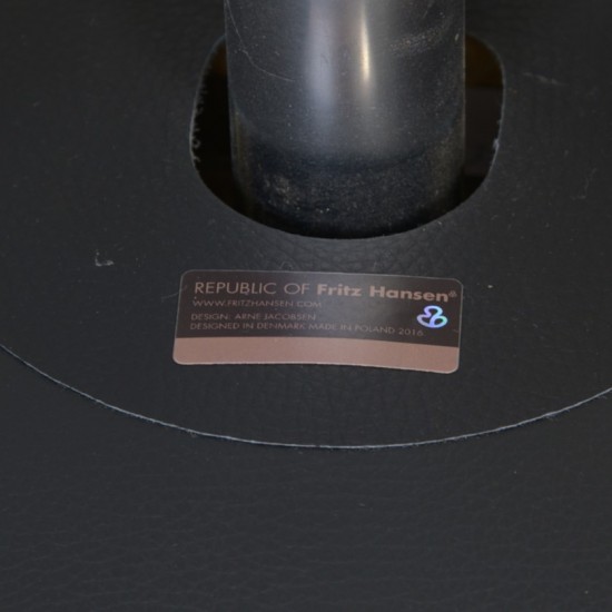 Arne Jacobsen Ægget stol i sort Aura læder 2016