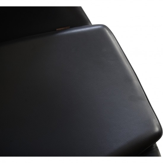 Arne Jacobsen Ægget stol i sort Aura læder 2016