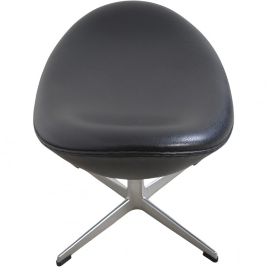 Arne Jacobsen Ægge skammel i sort aura læder 2016