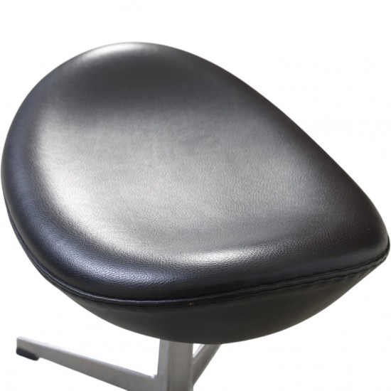 Arne Jacobsen Ægge skammel i sort aura læder 2016