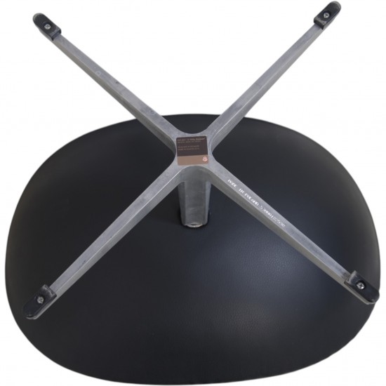 Arne Jacobsen Ægge skammel i sort aura læder 2016