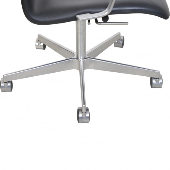 Arne Jacobsen mellemhøj Oxford stol i sort læder 2012