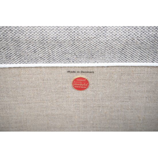 Finn Juhl Poet sofa i gråt stof / sort læder 2020