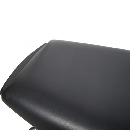 Hans J. Wegner Ox chair med skammel i sort læder 2019